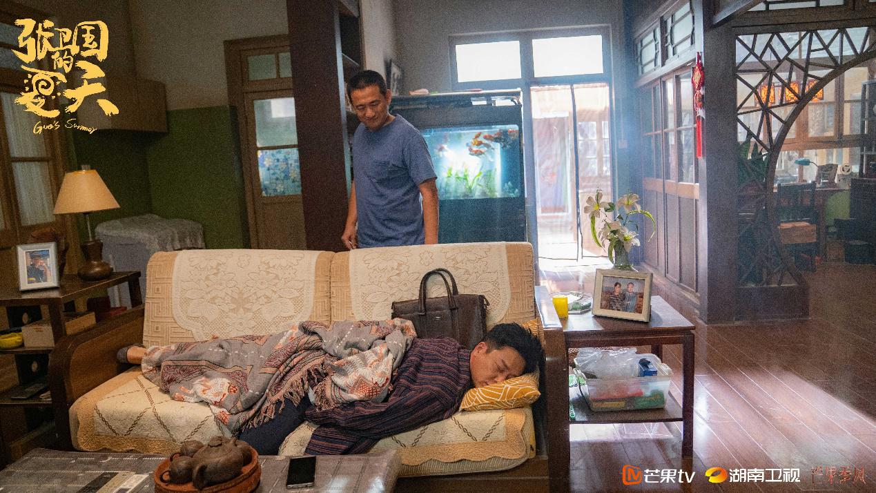 在林宏年处理完工作赶潮牌信息到派出所与对方家长调解时（刘奕君自曝一手造成黄磊腰伤《张卫国的夏天》黄磊与初恋梅婷重逢）