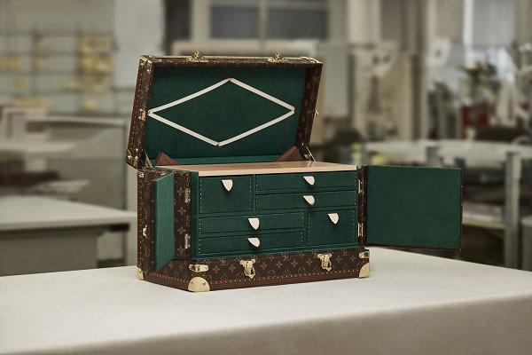 奢侈品牌 Loui潮牌信息s Vuitton 便深谙此道（路易威登 LV 全新 Vanity 麻将箱亮相，意趣盎然）