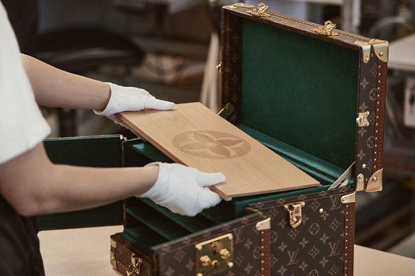奢侈品牌 Loui潮牌信息s Vuitton 便深谙此道（路易威登 LV 全新 Vanity 麻将箱亮相，意趣盎然）