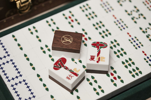 奢侈品牌 Loui潮牌信息s Vuitton 便深谙此道（路易威登 LV 全新 Vanity 麻将箱亮相，意趣盎然）
