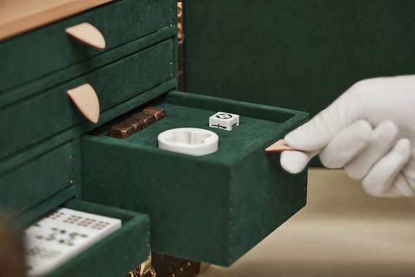 奢侈品牌 Loui潮牌信息s Vuitton 便深谙此道（路易威登 LV 全新 Vanity 麻将箱亮相，意趣盎然）
