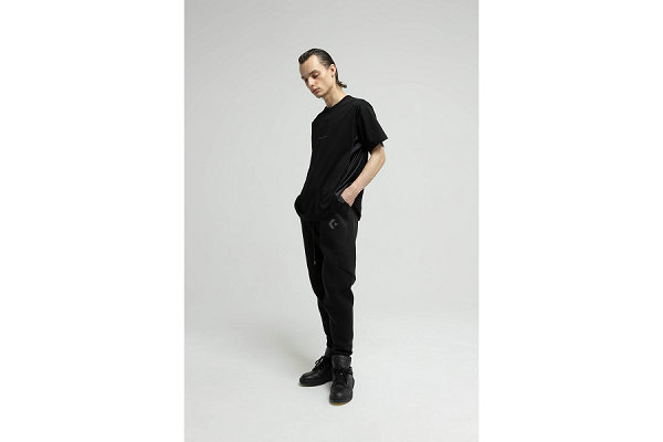  匡威 x Fumito Ganryu 全新潮牌品牌联乘服饰系列 现已全面开售（匡威 x Fumito Ganryu 全新联乘服饰系列上市）