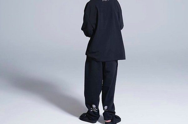 这边日本鞋履品牌 Suicoke 又携手潮牌暗黑系潮流品牌 mastermind JAPAN 推出了新作（Suicoke x MMJ 全新联乘鞋款及服饰系列上架）