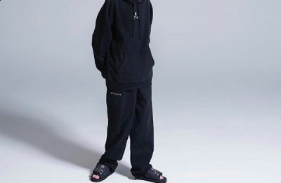 这边日本鞋履品牌 Suicoke 又携手潮牌暗黑系潮流品牌 mastermind JAPAN 推出了新作（Suicoke x MMJ 全新联乘鞋款及服饰系列上架）