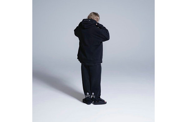 这边日本鞋履品牌 Suicoke 又携手潮牌暗黑系潮流品牌 mastermind JAPAN 推出了新作（Suicoke x MMJ 全新联乘鞋款及服饰系列上架）