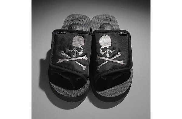 这边日本鞋履品牌 Suicoke 又携手潮牌暗黑系潮流品牌 mastermind JAPAN 推出了新作（Suicoke x MMJ 全新联乘鞋款及服饰系列上架）