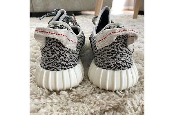 YEEZY Boost 350 最潮牌汇潮牌网初于 2015 年亮相（YEEZY 350“Turtle Dove”初代配色鞋款即将复刻回归）