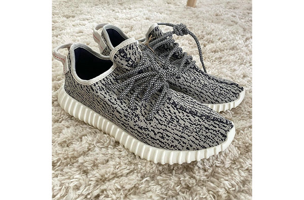 YEEZY Boost 350 最潮牌汇潮牌网初于 2015 年亮相（YEEZY 350“Turtle Dove”初代配色鞋款即将复刻回归）