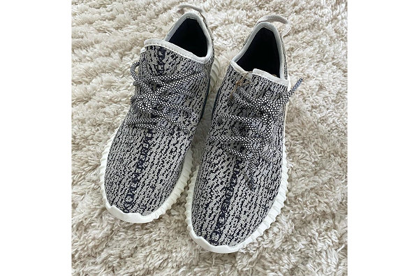YEEZY Boost 350 最潮牌汇潮牌网初于 2015 年亮相（YEEZY 350“Turtle Dove”初代配色鞋款即将复刻回归）