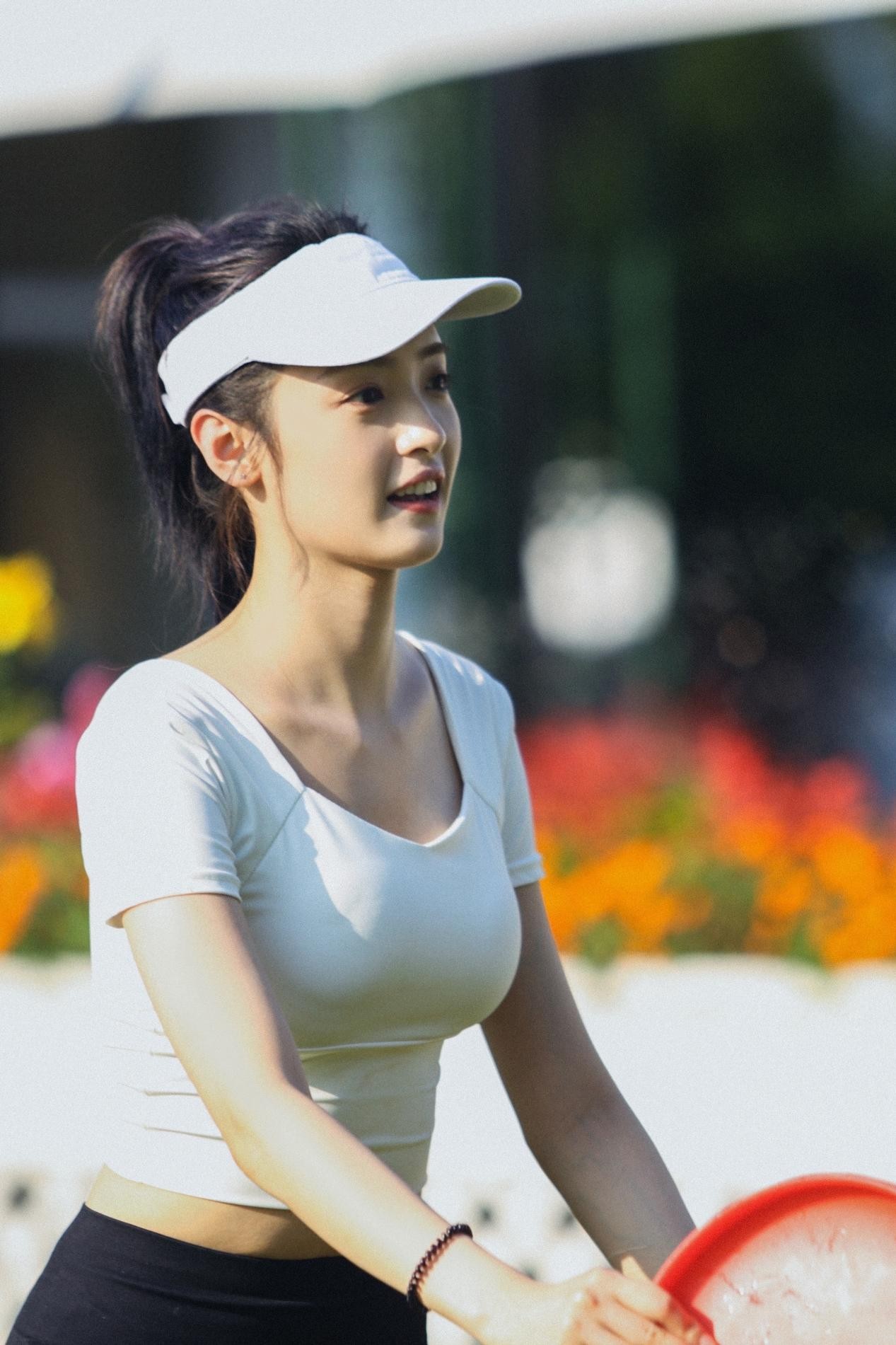 孙嘉琪爆夏日运动写真潮牌信息化身飞盘美少女活力四射（孙嘉琪爆夏日运动写真化身飞盘美少女活力四射）