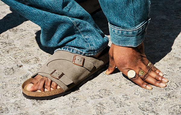 这一季的设计灵感潮牌汇潮牌网店源于当地社区街头（Birkenstock 勃肯 2022 秋冬广告大片释出）