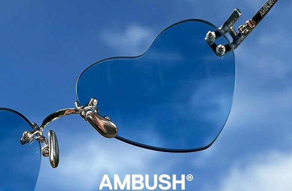 这边 Yoon Ahn 主理的 AM潮牌商城BUSH 又揭晓了一组胶囊墨镜单品（AMBUSH 全新限定款心型墨镜系列即将来袭）