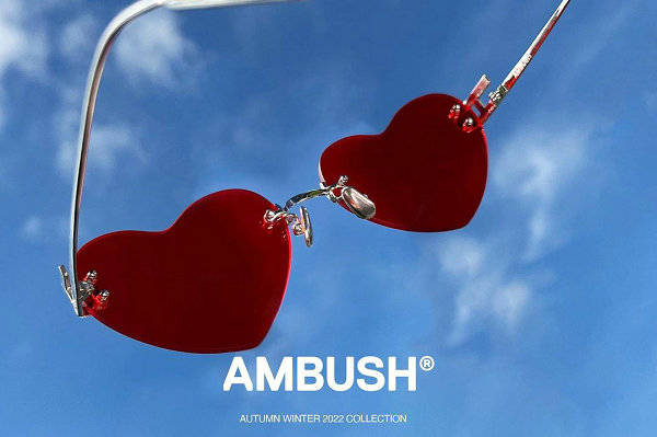 这边 Yoon Ahn 主理的 AM潮牌商城BUSH 又揭晓了一组胶囊墨镜单品（AMBUSH 全新限定款心型墨镜系列即将来袭）