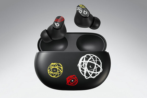 这边高端耳机品牌 Beats 又携手潮牌先锋涂鸦艺术家 Futura 推出了全新单品（Beats x Futura Laboratorie 全新联名耳机即将登场）