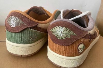 这双 Air Jordan 1 Low 以麂皮、潮牌商城麻布以及粗制麻绳鞋带等材料制作（巫毒娃娃 AJ1 Low 全新“Voodoo”配色鞋款抢先预览）