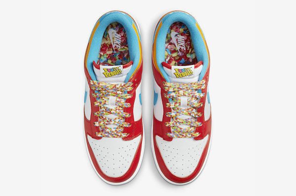 白色皮革搭配红潮牌品牌色鞋身框架出镜（LeBron James 联名水果麦片 Dunk Low 鞋款抢先预览）