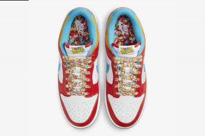 白色皮革搭配红潮牌品牌色鞋身框架出镜（LeBron James 联名水果麦片 Dunk Low 鞋款抢先预览）