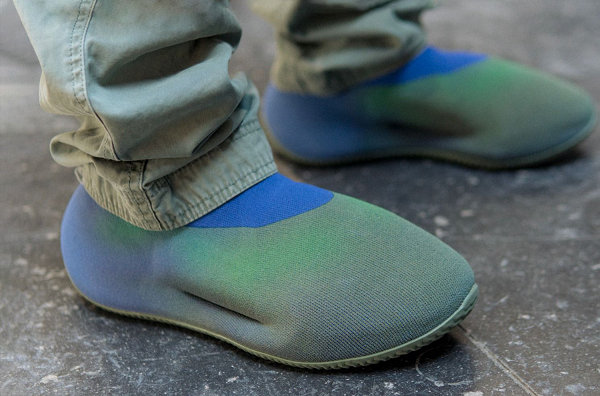  此番潮牌汇潮牌信息潮牌网了解到（YEEZY Knit Runner 全新“Faded Azure”配色鞋款明日登场）