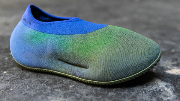  此番潮牌汇潮牌信息潮牌网了解到（YEEZY Knit Runner 全新“Faded Azure”配色鞋款明日登场）