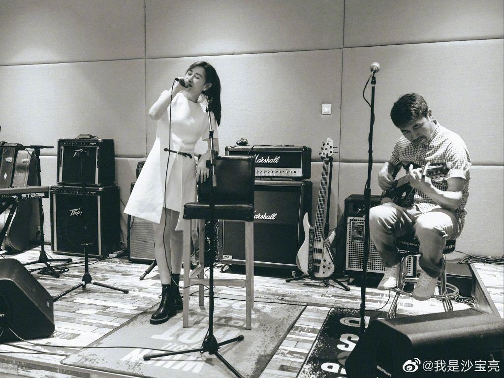 两人的初次合作便充满潮牌汇潮牌网店了“终遇知音”式的浪漫（歌手沙宝亮表白戴笑盈，官宣恋情迎来“合奏”）
