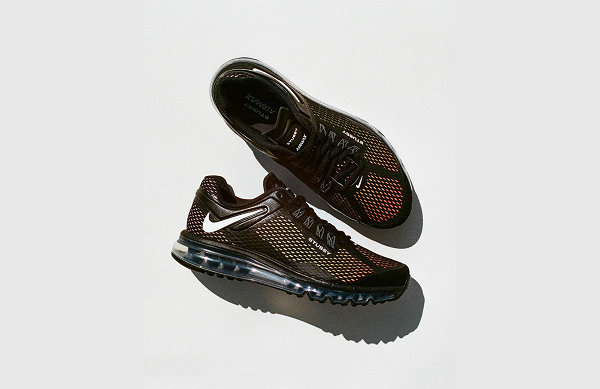 这边美潮老炮 Stussy 与耐克最新一潮牌汇潮牌网店季的联名鞋款 Air Max 2013 也终于有了发售信息（Stussy x 耐克全新联名 Air Max 2013 鞋款及服饰系列公布）