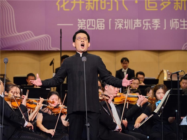 与第四届声乐季的全体学员一起倾情潮牌品牌奉献了一场高艺术水准的中外经典作品音乐会（今朝花开逐梦未来——第四届“深圳声乐季”师生音乐会圆满结束）