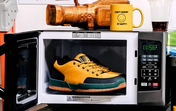 该系列以 DC Shoes 上世纪潮牌资讯 90s 最受欢迎的 Clocker 2 为蓝本（DC Shoes x Bronze 56K 全新联乘鞋款及服饰系列上架）