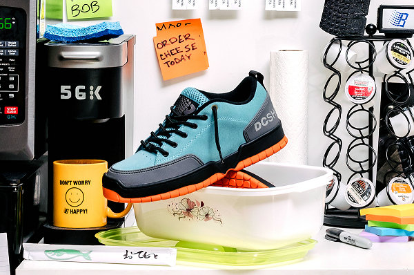 该系列以 DC Shoes 上世纪潮牌资讯 90s 最受欢迎的 Clocker 2 为蓝本（DC Shoes x Bronze 56K 全新联乘鞋款及服饰系列上架）
