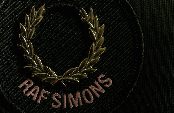  英国设计师品牌 Fred Perry潮牌商城 与 Raf Simons 也是合作多次的老朋友了（Raf Simons x Fred Perry 全新合作胶囊系列即将登场）