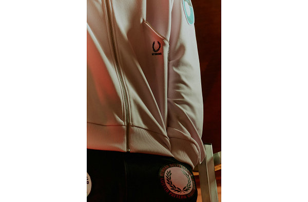  英国设计师品牌 Fred Perry潮牌商城 与 Raf Simons 也是合作多次的老朋友了（Raf Simons x Fred Perry 全新合作胶囊系列即将登场）