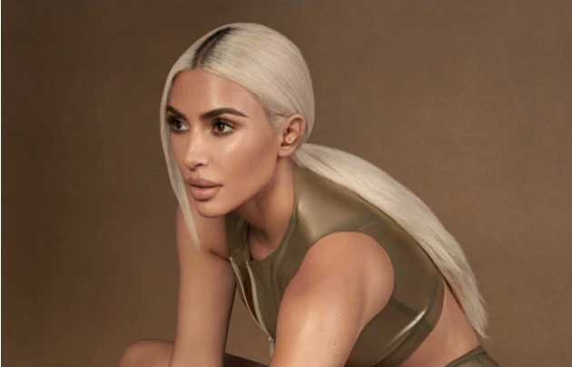 该系列耳机将Kim Kardashian招牌潮牌式极简美学引入至高品质科技单品上（连卡佛甄选BeatsxKimKardashian全新BeatsFitPro焕新配色点亮夏日风情）