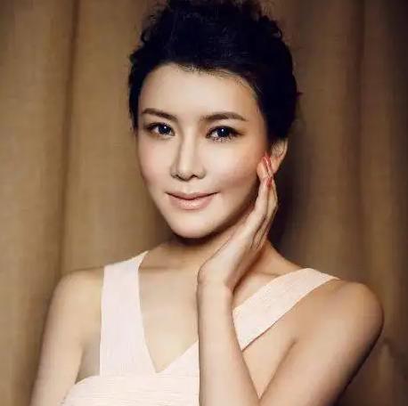 ““叮叮叮duang duang潮牌资讯 叮duang、叮叮叮 当当当””（又一首洗脑神曲诞生！龚玥菲《SeeTinh》10亿流量太魔性！）