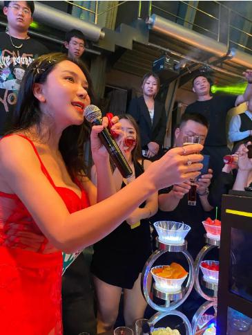 ““叮叮叮duang duang潮牌资讯 叮duang、叮叮叮 当当当””（又一首洗脑神曲诞生！龚玥菲《SeeTinh》10亿流量太魔性！）