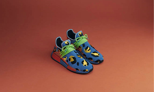 请关注 Adidas潮牌资讯 品牌官网及网店 （阿迪达斯 x 菲董全新联名 Hu NMD「Animal Print」鞋款来袭）