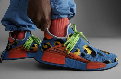 请关注 Adidas潮牌资讯 品牌官网及网店 （阿迪达斯 x 菲董全新联名 Hu NMD「Animal Print」鞋款来袭）