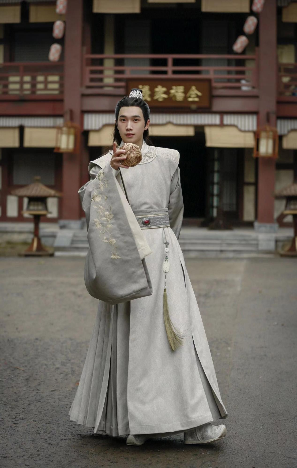 后来我请她和张冠潮牌汇潮牌网森一起吃了铁锅炖（古偶剧《闻香榭》开播宋一雄上演“任性公子追爱”浪漫戏码）