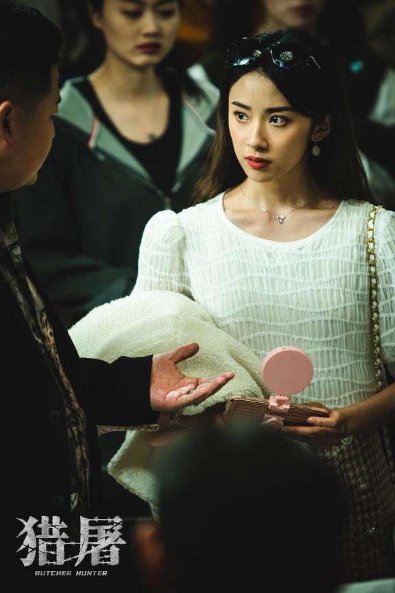 成为“杀猪盘潮牌资讯”中的核心人物（《猎屠》上映，杨洛仟设“杀猪盘”被追捕）