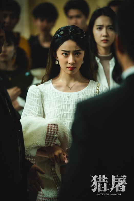 成为“杀猪盘潮牌资讯”中的核心人物（《猎屠》上映，杨洛仟设“杀猪盘”被追捕）