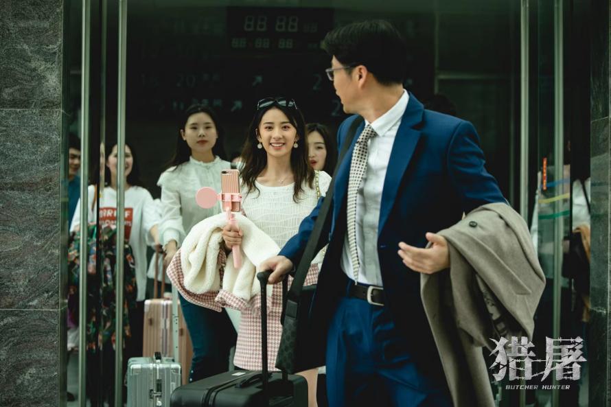 成为“杀猪盘潮牌资讯”中的核心人物（《猎屠》上映，杨洛仟设“杀猪盘”被追捕）