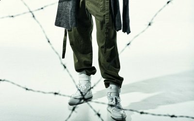 该系列囊括了 Maison MIHARA 潮牌商城YASUHIRO 系带靴及尖头运动鞋两种款式（三原康裕 x LIMI feu 全新合作鞋款系列释出）