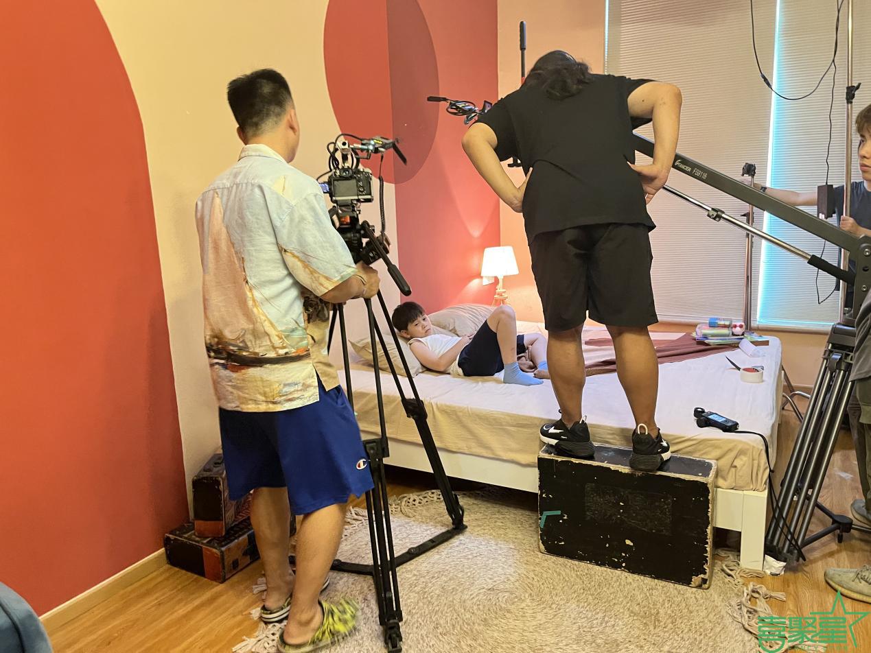 喜聚星旗下签约儿童演员吴培潮牌郡受邀参与短片《我的探长爸爸》拍摄（喜聚星旗下签约儿童演员吴培郡受邀参与短片《我的探长爸爸》拍摄）