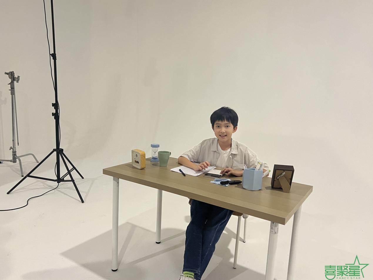 邓子冲受邀参与“作业潮牌资讯帮喵喵点读笔”平面广告拍摄（喜聚星旗下签约儿童演员邓子冲受邀参与作业帮喵喵点读笔平面广告拍摄）