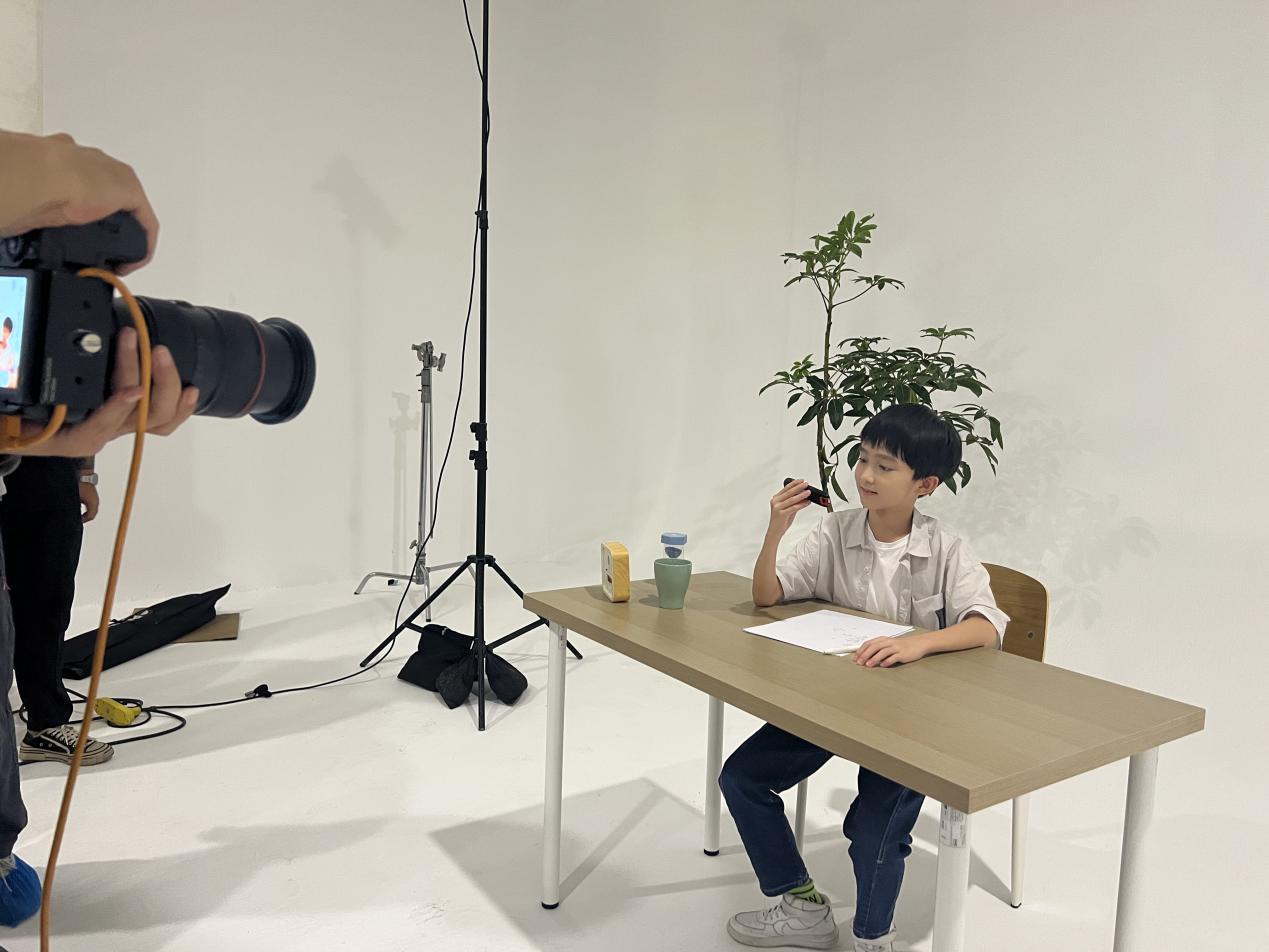 邓子冲受邀参与“作业潮牌资讯帮喵喵点读笔”平面广告拍摄（喜聚星旗下签约儿童演员邓子冲受邀参与作业帮喵喵点读笔平面广告拍摄）
