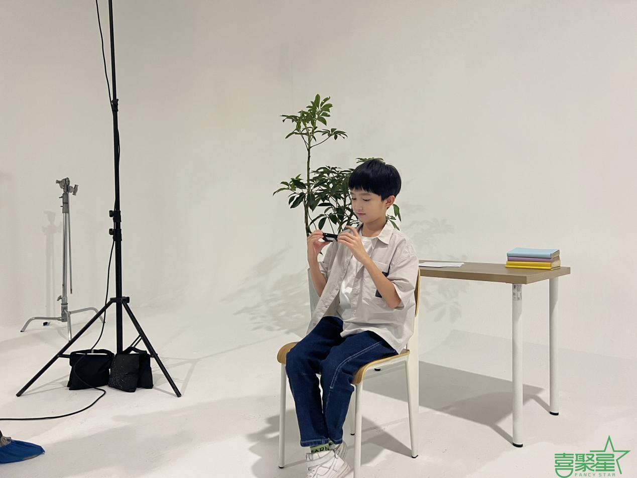 邓子冲受邀参与“作业潮牌资讯帮喵喵点读笔”平面广告拍摄（喜聚星旗下签约儿童演员邓子冲受邀参与作业帮喵喵点读笔平面广告拍摄）