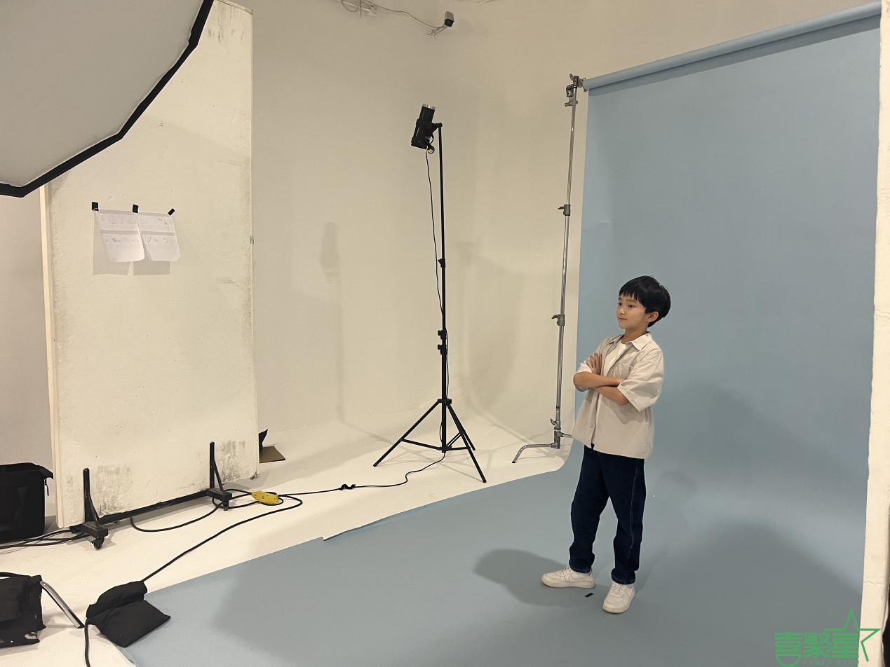 邓子冲受邀参与“作业潮牌资讯帮喵喵点读笔”平面广告拍摄（喜聚星旗下签约儿童演员邓子冲受邀参与作业帮喵喵点读笔平面广告拍摄）
