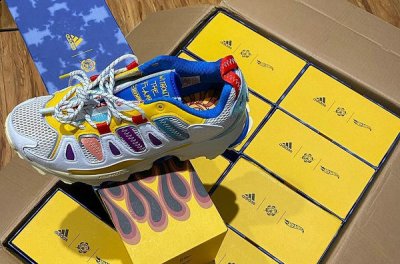 整体以蓝潮牌信息色调为主（阿迪达斯 x Hot Wheels x Sean Wotherspoon 三方联名系列曝光）
