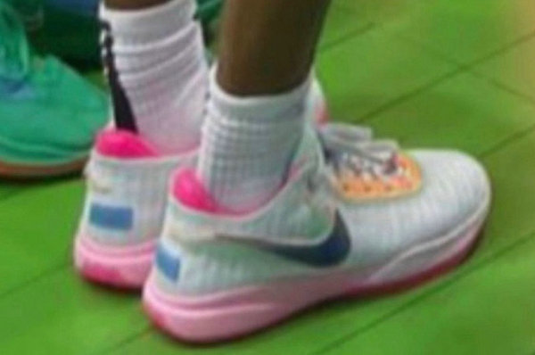 Nike LeBron 20 黑红配色鞋款-1.jpg