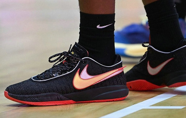 这双 LeBron 20 首潮牌品牌发配色便是黑红（Nike LeBron 20 黑红配色鞋款抢先预览，发售日期定了！）