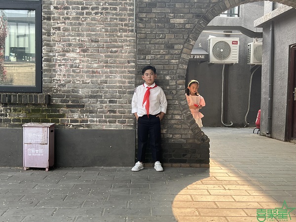  贾昊燃曾受邀参与《芒果小当家·非遗潮起来》、M潮牌Q名气广告、冰雪星球雪场平面、《好运来》MV、悦之谷等知名品牌广告拍摄（喜聚星旗下签约儿童演员贾昊燃受邀参与经典短剧拍摄）