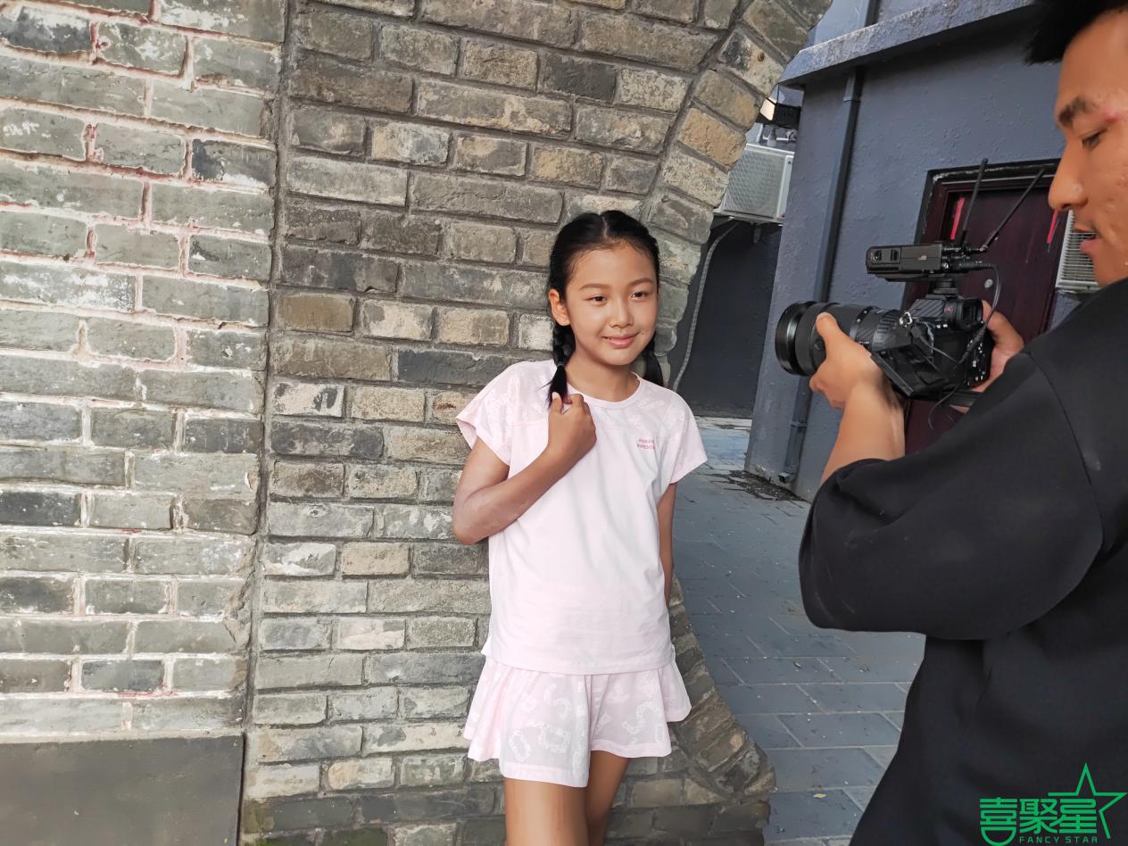 喜聚星旗下儿童演员李潮牌信息佳颍受邀参与经典短剧拍摄（喜聚星旗下儿童演员李佳颍受邀参与经典短剧拍摄）